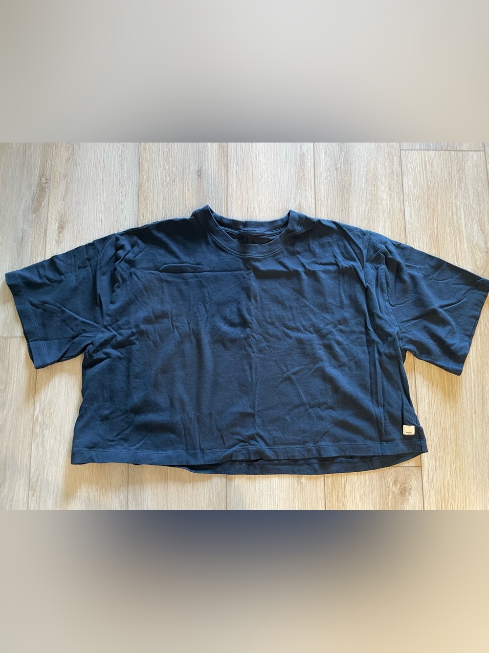 Vuori women’s Short Sleeve Cropped Crew in navy size XL
